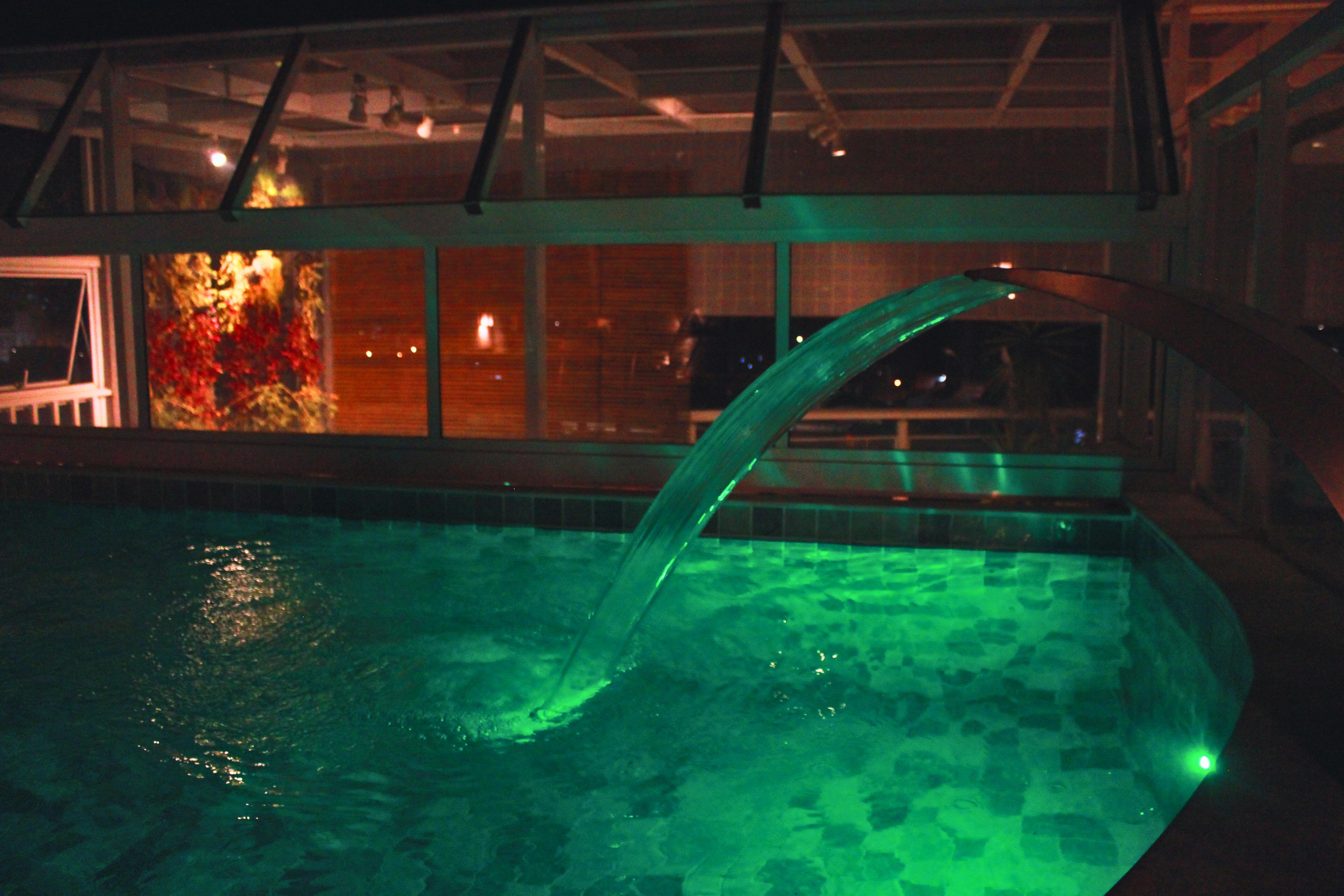 Gontijo Inn Hotel Itajubá Εξωτερικό φωτογραφία The indoor pool at night