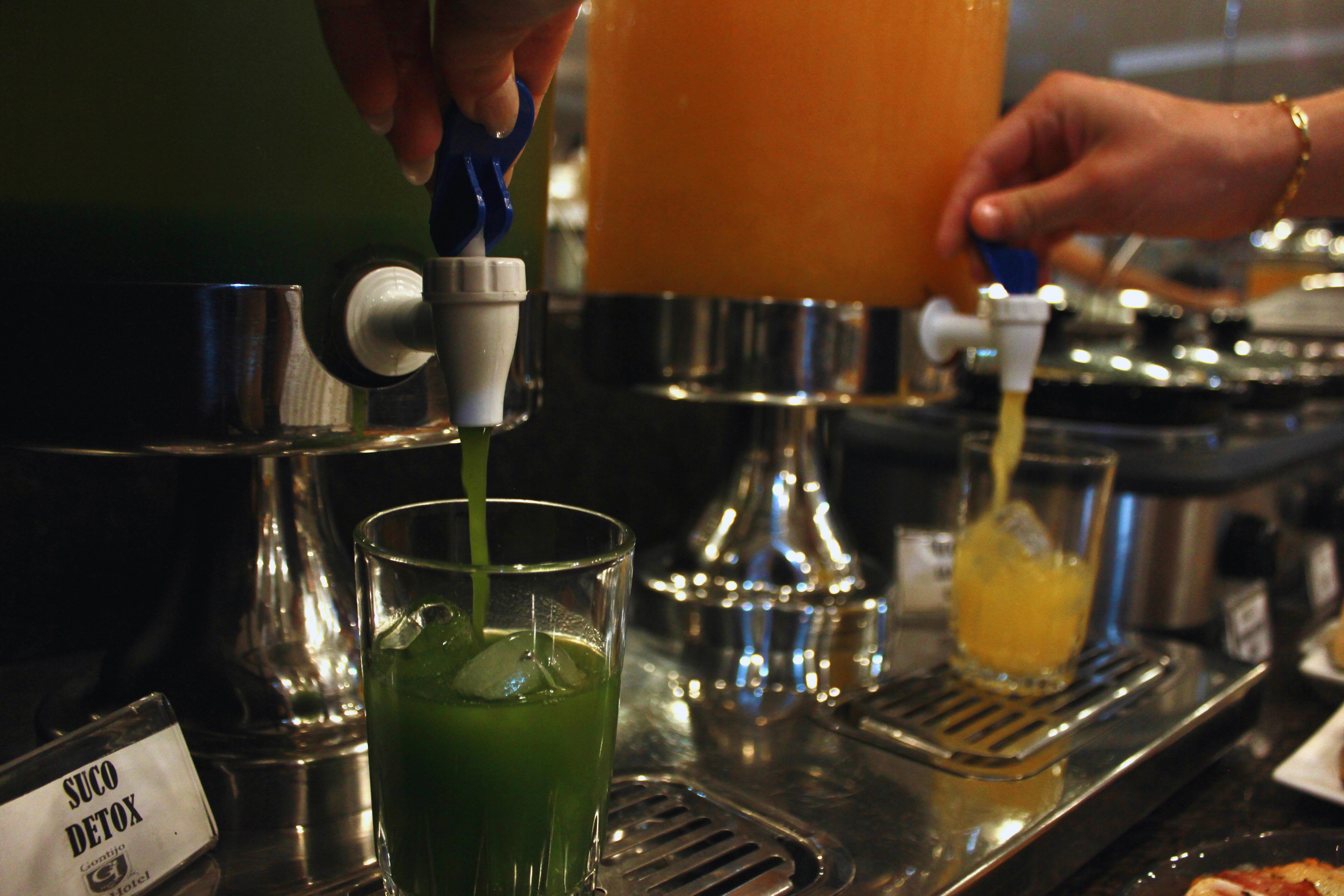 Gontijo Inn Hotel Itajubá Εξωτερικό φωτογραφία Wheatgrass juice being dispensed