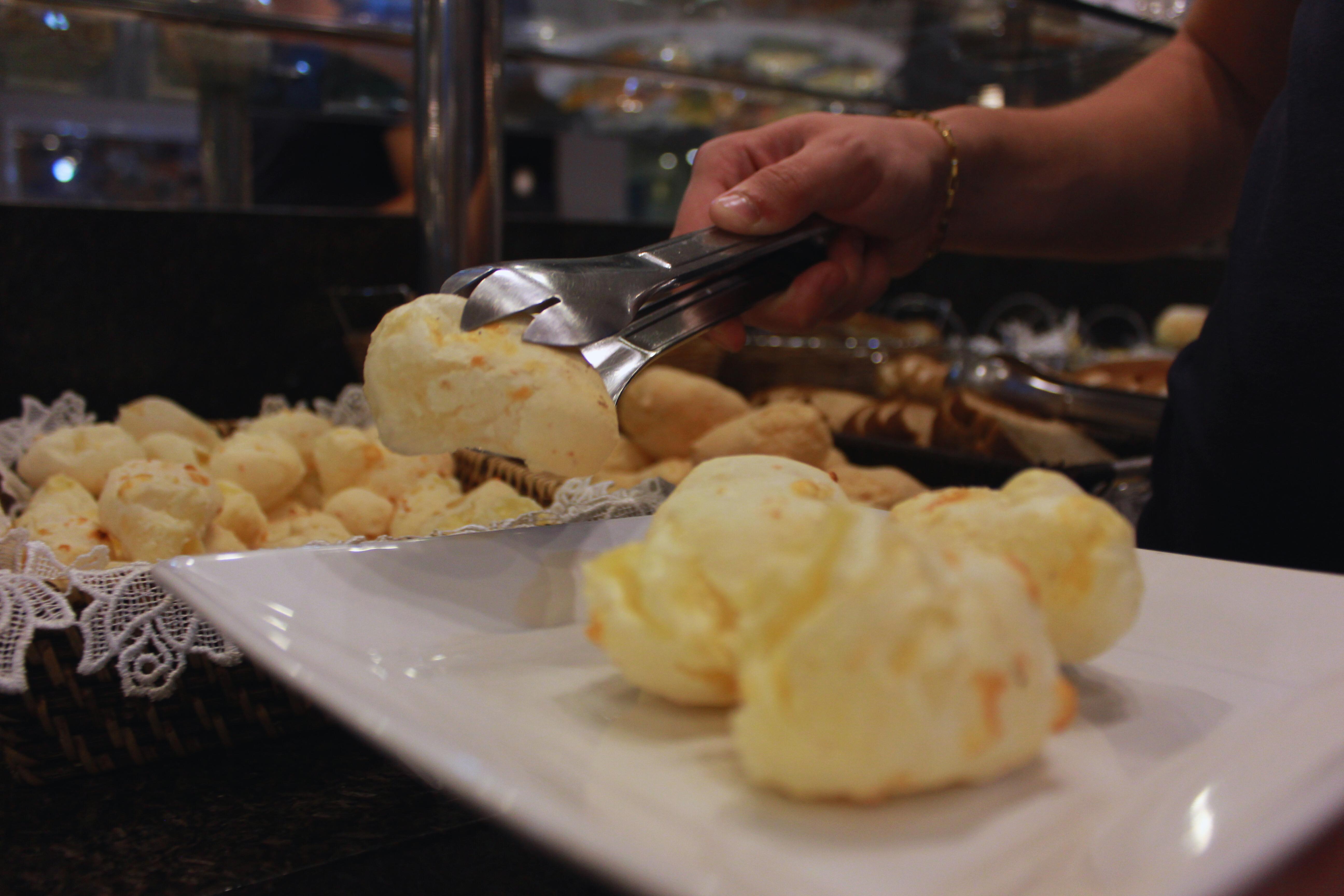 Gontijo Inn Hotel Itajubá Εξωτερικό φωτογραφία Pão de queijo being served