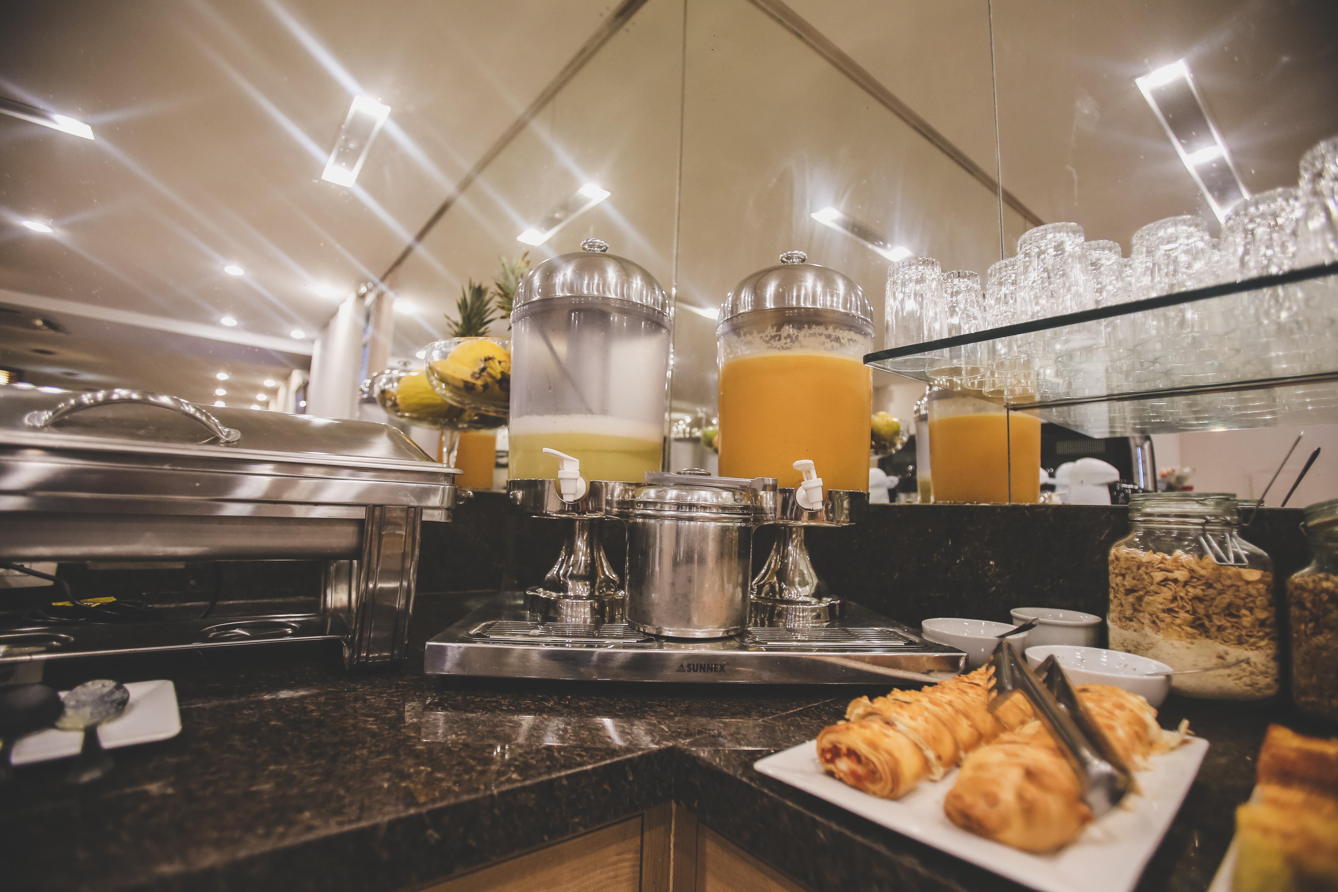 Gontijo Inn Hotel Itajubá Εξωτερικό φωτογραφία A buffet at a hotel