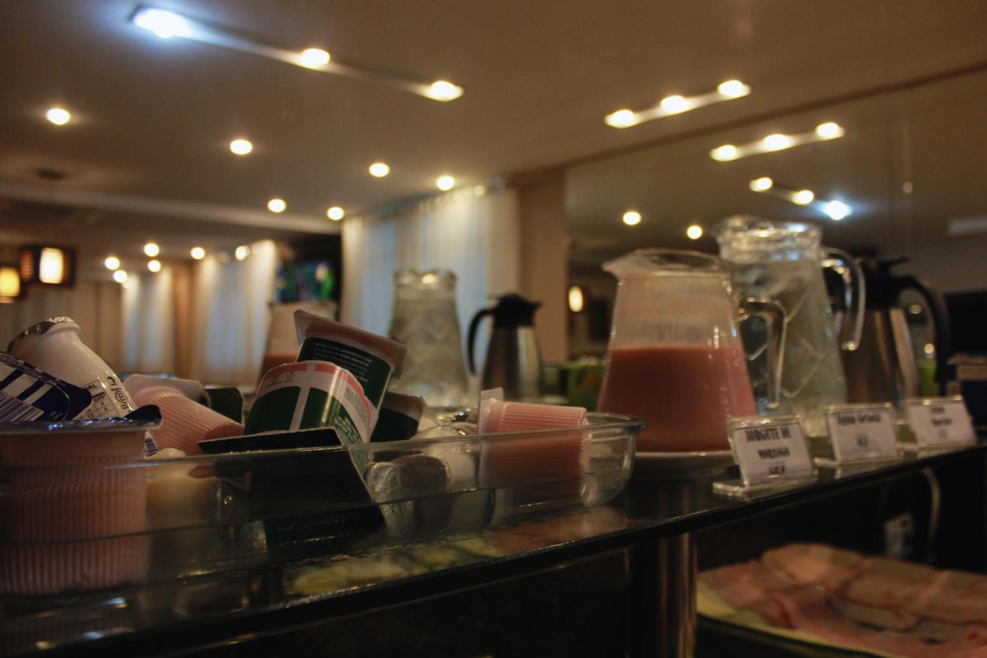 Gontijo Inn Hotel Itajubá Εξωτερικό φωτογραφία A selection of fruit juice at a buffet