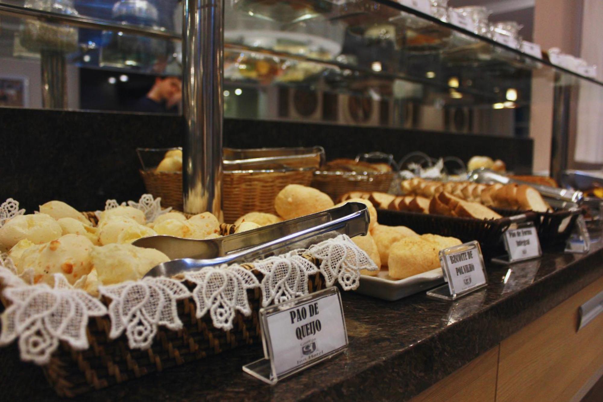 Gontijo Inn Hotel Itajubá Εξωτερικό φωτογραφία Pão de queijo at a buffet