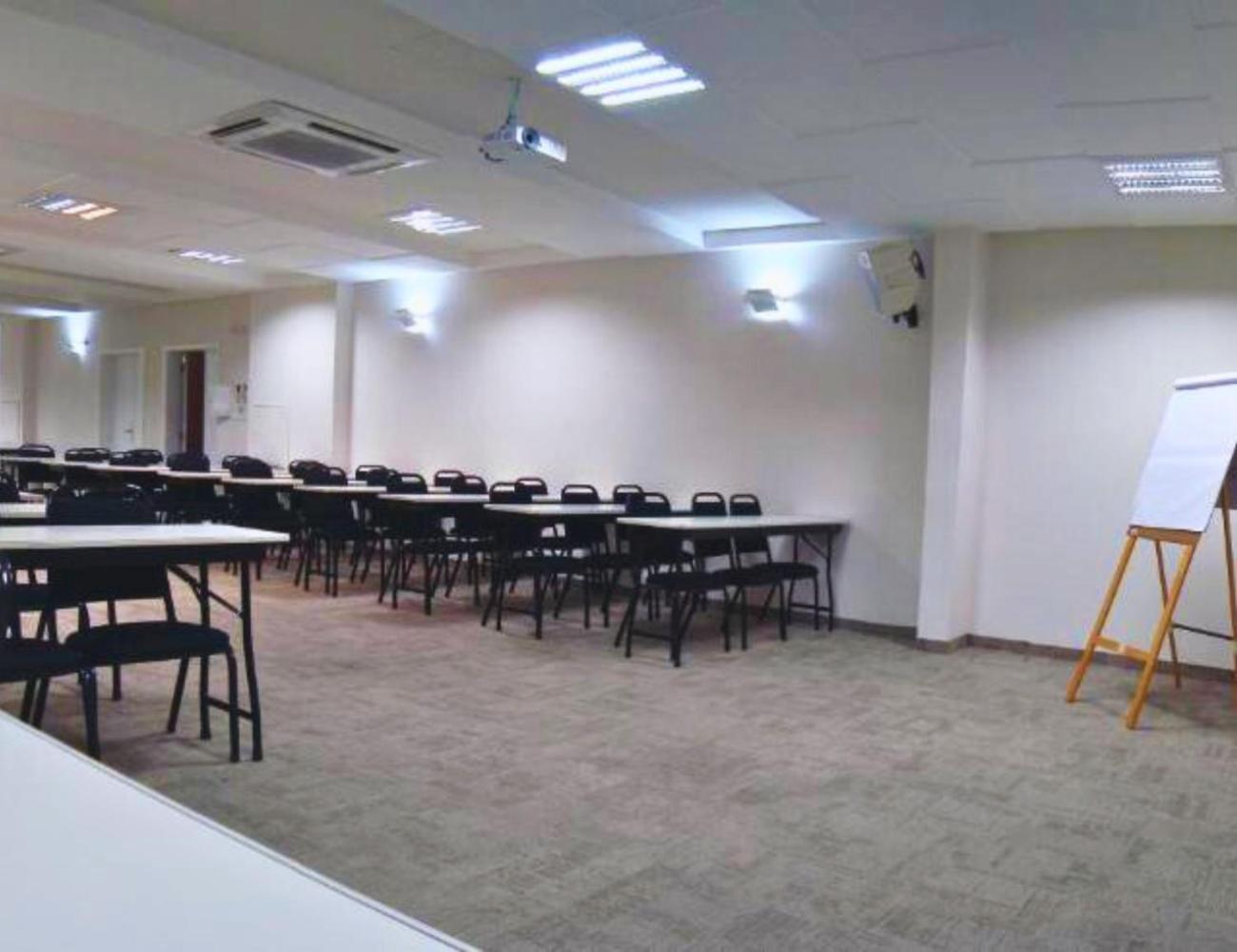 Gontijo Inn Hotel Itajubá Εξωτερικό φωτογραφία A typical classroom